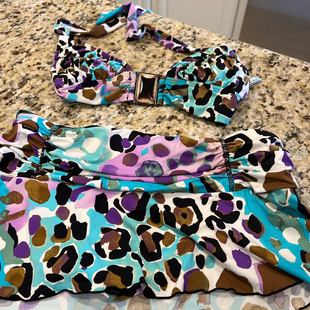 Kenneth Cole Tankini skirt bottoms! Medium bottom and top is small tag removed.